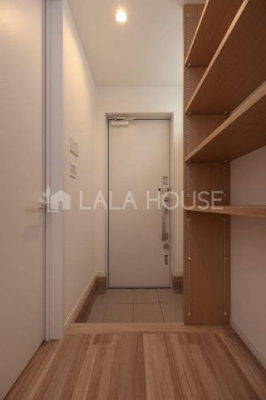 ց@ւɂ͗LE{[h݂܂BtbNgČGRobNȂǂ邱Ƃł܂