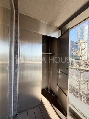 ���[�@�o���R�j�[�ɐ�p�g�����N���[������